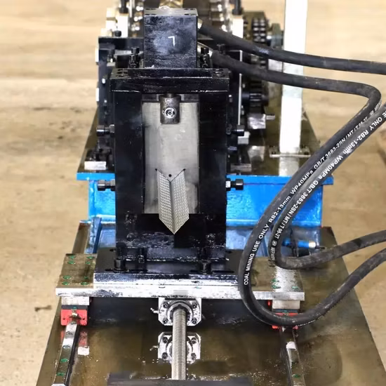 Double Rangée CUT Plafond Channe Grille Mur Angle Cloison Sèche Coin Lumière Quille Cadre En Acier Profilé En Forme De Rouleau Goujon Et Piste T Barre De Formation De Rouleau Faisant La Machine