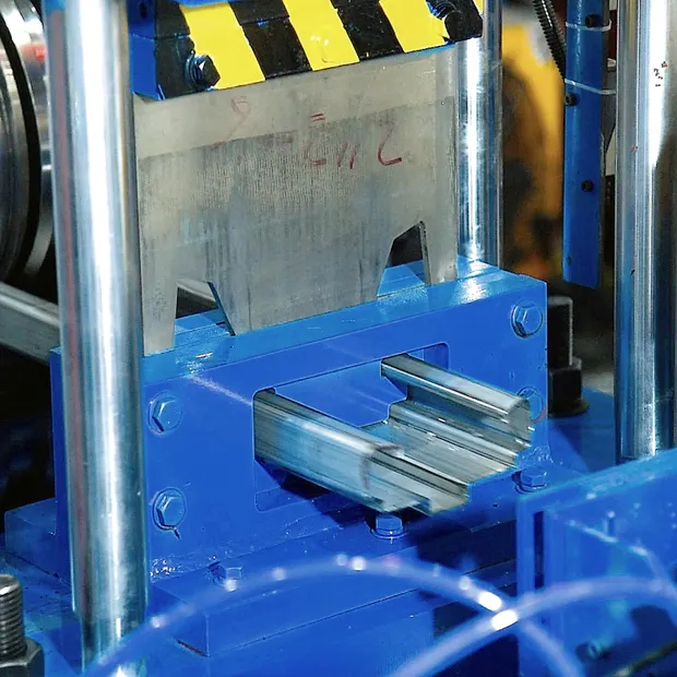 Rouleau de panneau de toit en métal de bobine laminée à chaud formant la machine